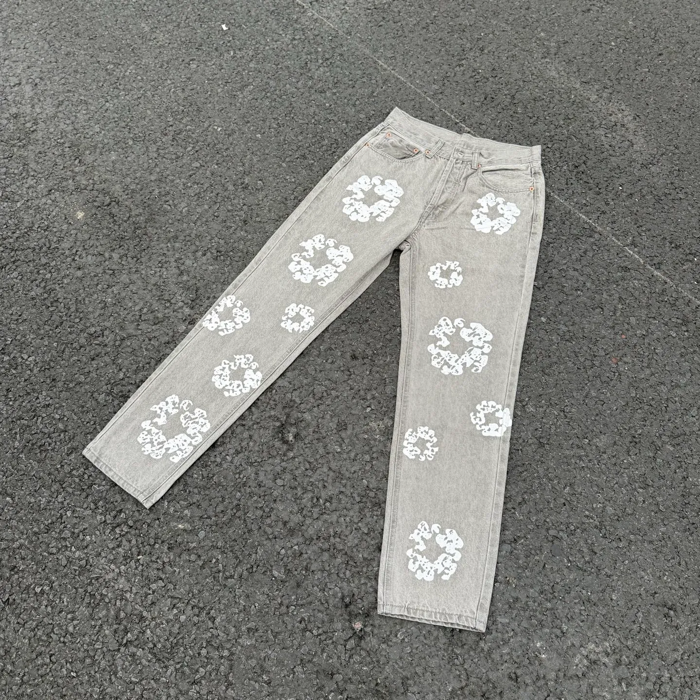 #8197 P220💰 DENIM TEARS Kapok American niche brand printed washed straight jeans. Produced by a major washed factory. Full of high-end feel. Knee part destroyed design with patchwork design. Already used as facade design. Leather waist nameplate. The focus of this style is not on washing, but on the destroyed shape and version. The secret lies in the craftsmanship of the master. The cost of post-production grinding, machining, knife cutting, etc. is far beyond comparison with assembly line products. Color: black, blue, gray. Size: 28-36 (corresponding to S-XXL)
